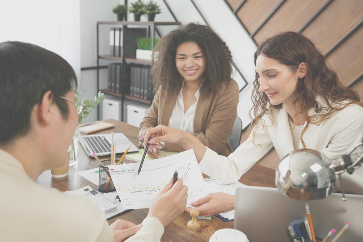 Detaillierte Finanzberichte und Bewertungsdokumente auf einem Schreibtisch